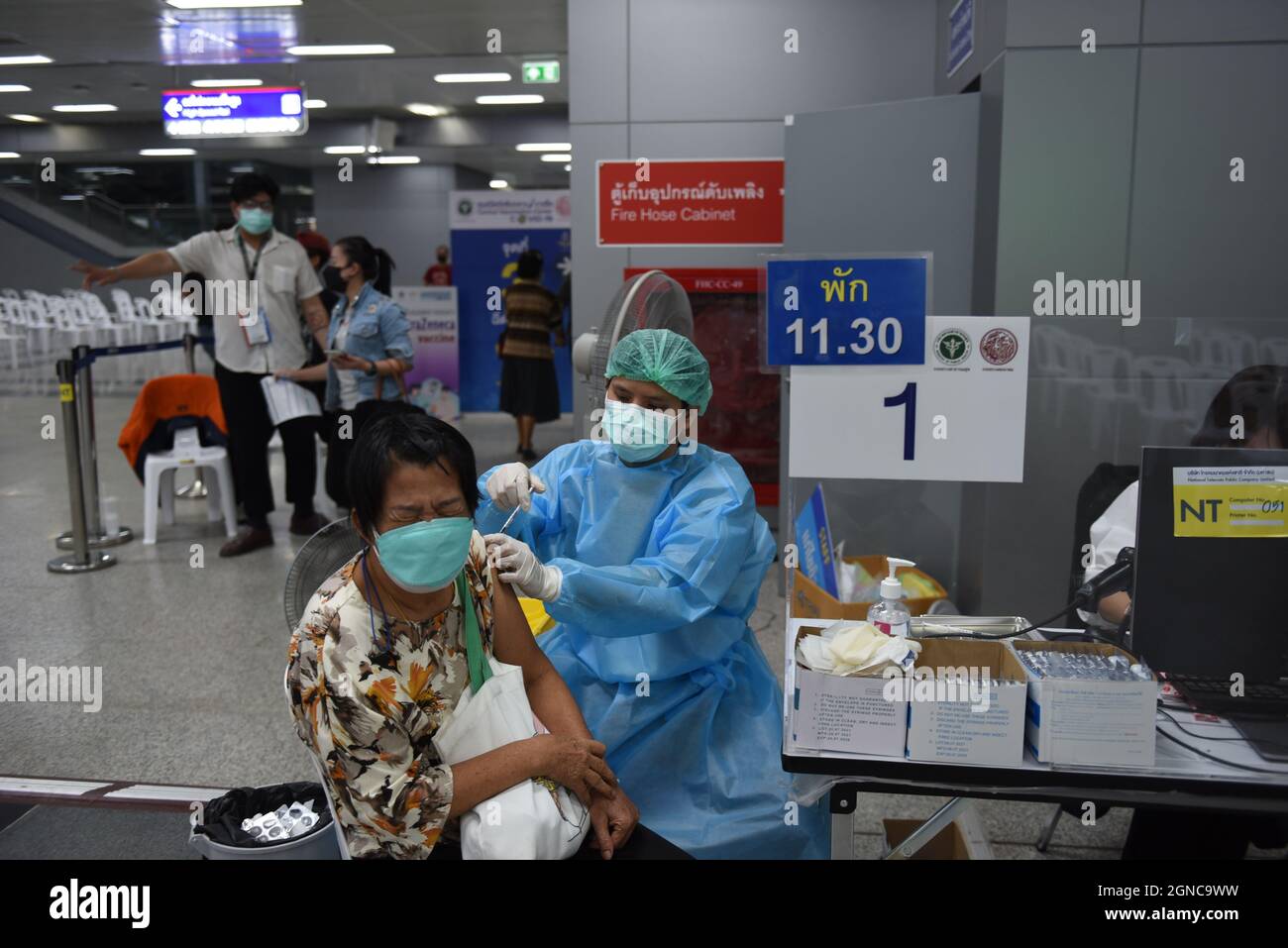 Bangkok, Thailand. September 2021. Heute ist der erste Tag, an dem die öffentliche Gesundheit in Thailand die dritte Impfdosis von COVID-19-Impfstoffen (Booster-Dosis) an die Öffentlichkeit liefert, die 2 Dosen Sinovac-Impfstoff erhalten hat. Sie wird ab heute, dem 24. September 2021, im zentralen Impfzentrum beginnen. (Foto von Teera Noisakran/Pacific Press) Quelle: Pacific Press Media Production Corp./Alamy Live News Stockfoto