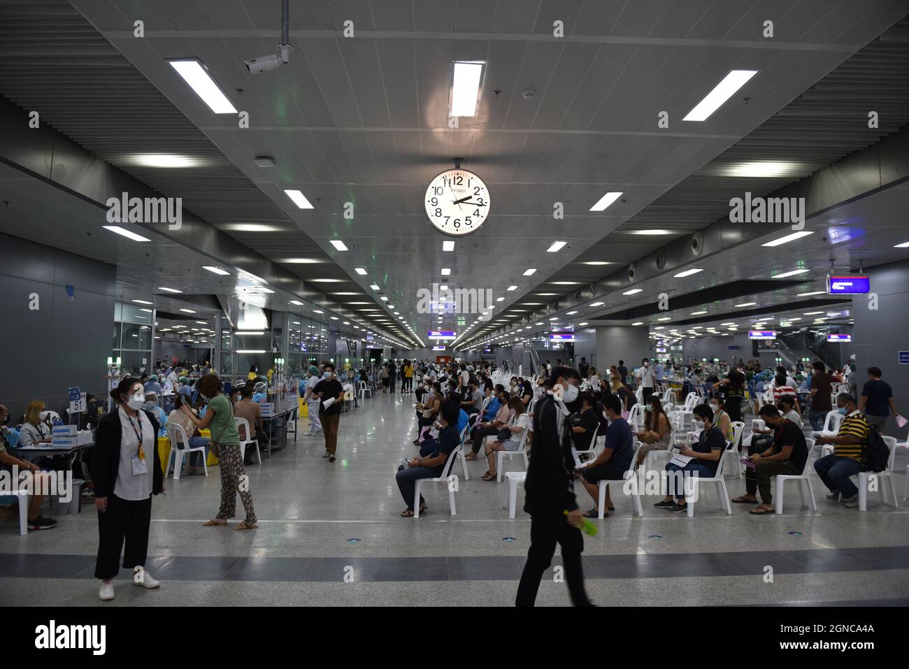 Bangkok, Thailand. September 2021. Heute ist der erste Tag, an dem die öffentliche Gesundheit in Thailand die dritte Impfdosis von COVID-19-Impfstoffen (Booster-Dosis) an die Öffentlichkeit liefert, die 2 Dosen Sinovac-Impfstoff erhalten hat. Sie wird ab heute, dem 24. September 2021, im zentralen Impfzentrum beginnen. (Foto von Teera Noisakran/Pacific Press) Quelle: Pacific Press Media Production Corp./Alamy Live News Stockfoto