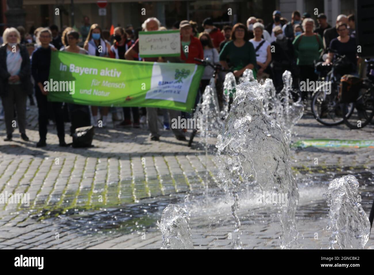 Im Rahmen des weltweiten Klimastreiks hat in Coburg eine Veranstaltung „Fridays for Future“ stattgefunden. Demonstranten marschierten vom Hauptbahnhof zum Hauptplatz in der Innenstadt und forderten weitere und schnellere Maßnahmen gegen die Probleme des Klimawandels. Stockfoto