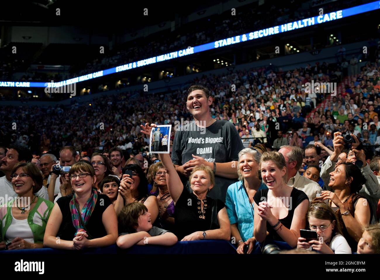 In einem T-Shirt mit der Aufschrift „der größte Obama-Fan der Welt“ ragt Igor Vovkovinskiy, 8 Meter, 7 Zoll groß, aus Rochester, Minn., bei einer Kundgebung für die Reform der Krankenversicherung im Target Center in Minneapolis, Minn., 12. September 2009 über die Menge. (Offizielles Foto des Weißen Hauses von Pete Souza) Dieses offizielle Foto des Weißen Hauses wird nur zur Veröffentlichung durch Nachrichtenorganisationen und/oder zum persönlichen Druck durch die Betreffzeile(en) des Fotos zur Verfügung gestellt. Das Foto darf in keiner Weise manipuliert werden und darf nicht in kommerziellen oder politischen Materialien, Werbung, E-Mails oder Produkten verwendet werden Stockfoto