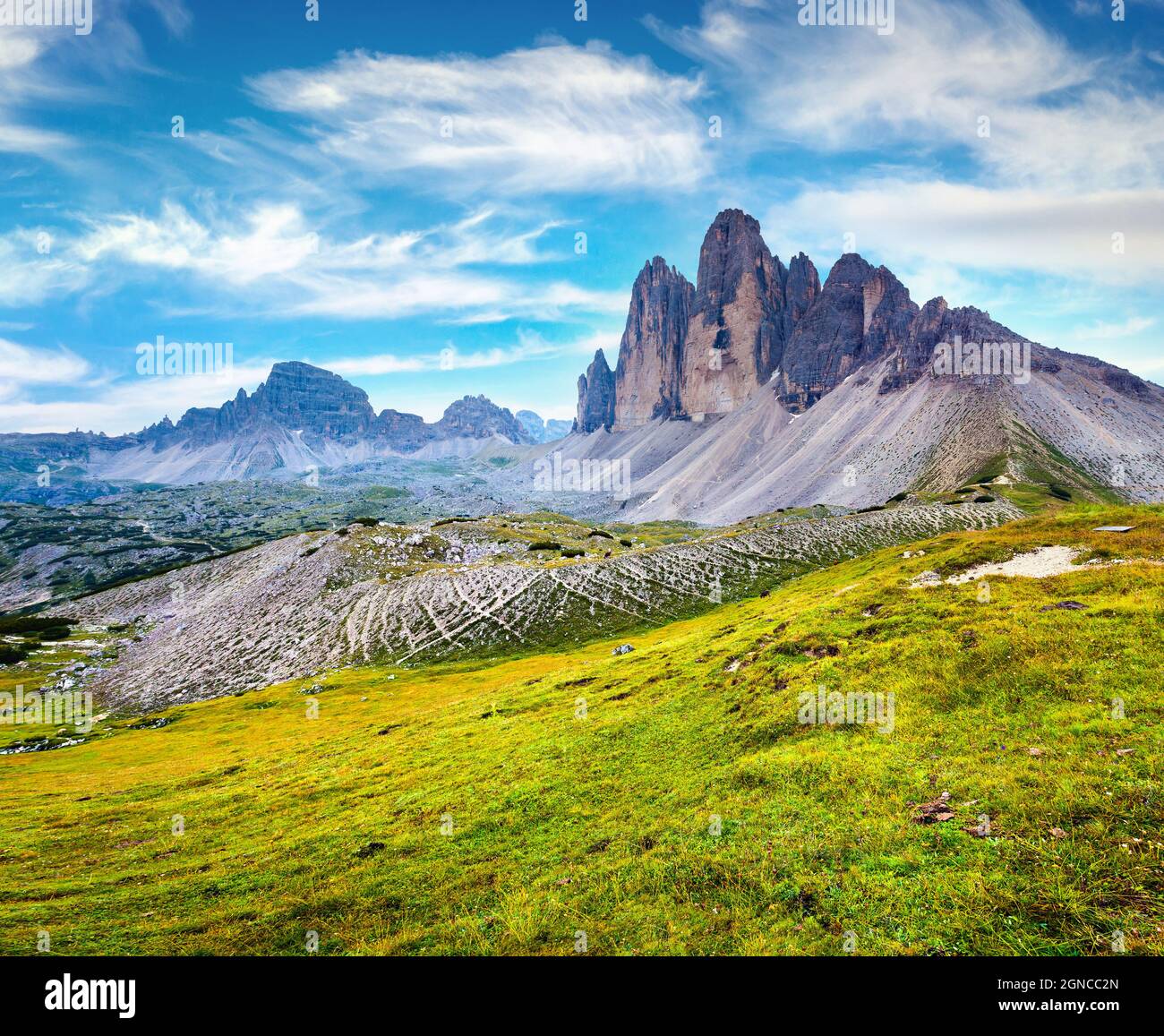 Fantastische Aussicht auf die Berggipfel in den Itaian Alpen im Sommer. Malerische Morgenszene im Nationalpark Tre Cime Di Lavaredo, Dolomiten, Italien, Euro Stockfoto