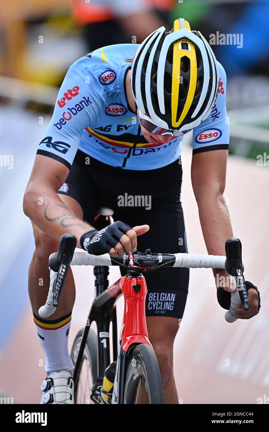 Der Belgier Thibau Nys im Bild beim Ziel des Straßenrennens der Herren U23 am sechsten Tag der UCI-Weltmeisterschaft Straßenradsport Flandern 2021, 160,90k Stockfoto