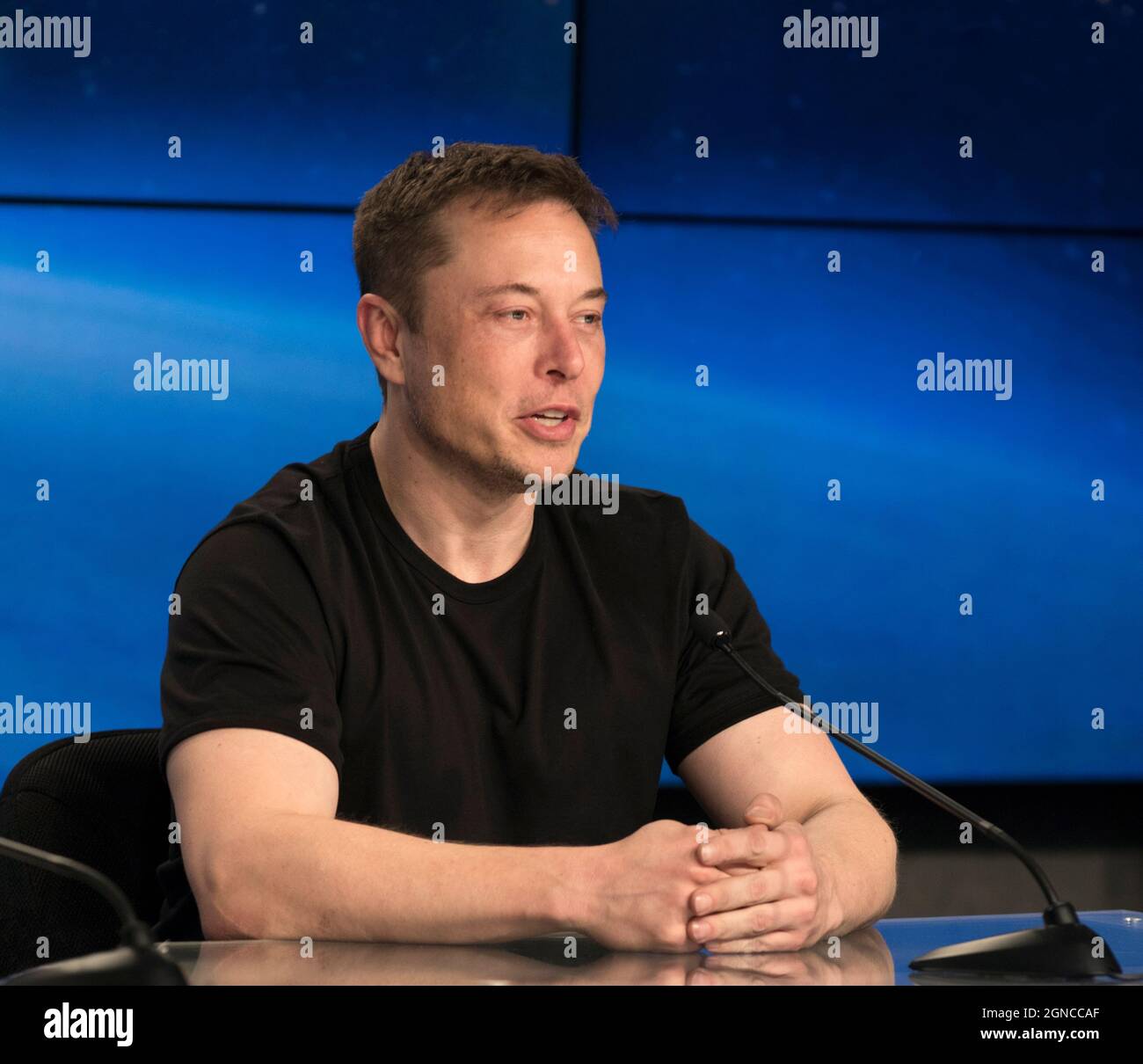Elon Musk, Chief Executive Officer und Lead Designer von SpaceX, spricht nach dem erfolgreichen Start der companyÕs Falcon Heavy Rakete vom Launch Complex 39A bei einer Pressekonferenz im Kennedy Space Center der NASA in Florida mit den Nachrichtenmedien. Eine optimierte und digital verbesserte Version eines NASA-Bildes/Credit NASA. Nur für redaktionelle Zwecke. Stockfoto