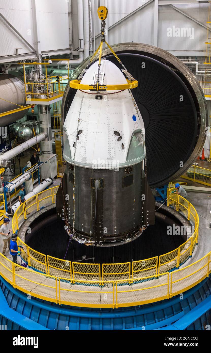 SpaceXÕs Crew Dragon befindet sich an der Station NASAÕs Plum Brook in Ohio, bereit, Tests in der größten FacilityÑthe worldÕs thermischen Vakuumkammer des hallenden Akustiktests durchzuführen. Eine optimierte und digital verbesserte Version eines NASA-Bildes/Credit NASA. Stockfoto