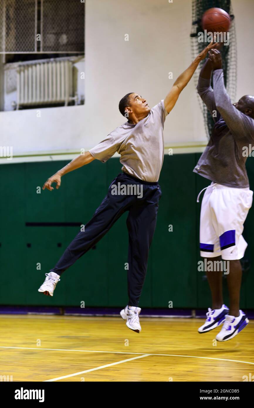 Präsident Barack Obama spielt Basketball mit dem persönlichen Berater Reggie Love in der St. Bartholomew's Church in New York City, wo der Präsident an der Generalversammlung der Vereinten Nationen am 23. September 2009 teilnimmt. (Offizielles Foto des Weißen Hauses von Pete Souza) Dieses offizielle Foto des Weißen Hauses wird nur zur Veröffentlichung durch Nachrichtenorganisationen und/oder zum persönlichen Druck durch die Betreffzeile(en) des Fotos zur Verfügung gestellt. Das Foto darf in keiner Weise manipuliert werden und darf nicht in kommerziellen oder politischen Materialien, Anzeigen, E-Mails, Produkten oder Werbeaktionen verwendet werden, die in irgendeiner Weise einen nahelegeten Stockfoto