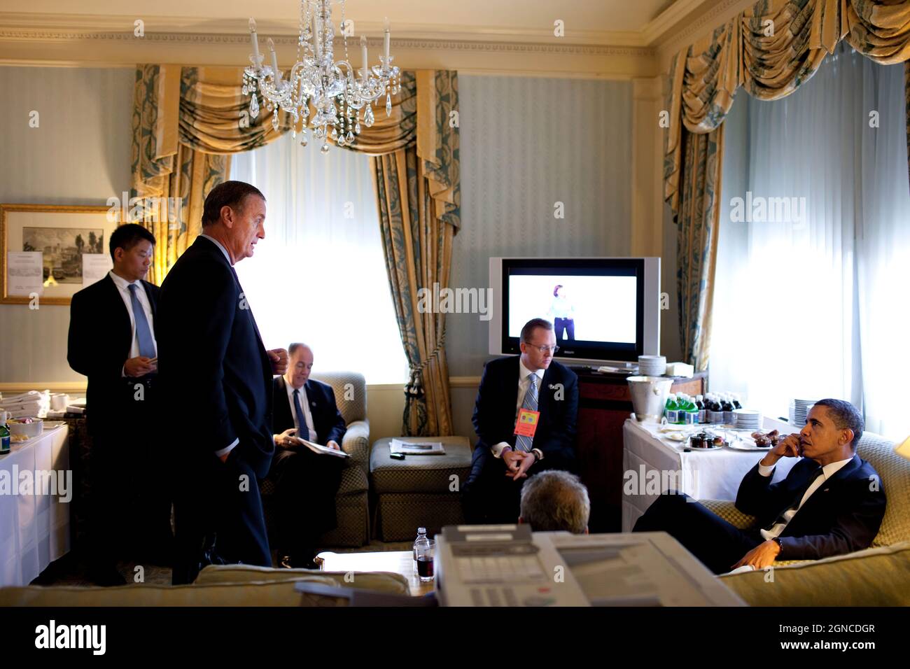 Präsident Barack Obama trifft sich mit dem Nationalen Sicherheitsberater General Jim Jones, dem stellvertretenden Nationalen Sicherheitsberater Tom Donilon, dem Pressesekretär Robert Gibbs und dem Stabschef Rahm Emanuel im Waldorf-Astoria Hotel während der Generalversammlung der Vereinten Nationen in New York am 24. September 2009. (Offizielles Foto des Weißen Hauses von Pete Souza) Dieses offizielle Foto des Weißen Hauses wird nur zur Veröffentlichung durch Nachrichtenorganisationen und/oder zum persönlichen Druck durch die Betreffzeile(en) des Fotos zur Verfügung gestellt. Das Foto darf in keiner Weise manipuliert werden und darf nicht in kommerziellen oder politischen Bereichen verwendet werden Stockfoto