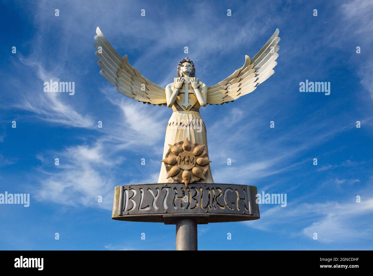 Das Schild „Winged Angel“ Blythburgh Village neben der Holy Trinity Church, Suffolk, England Stockfoto