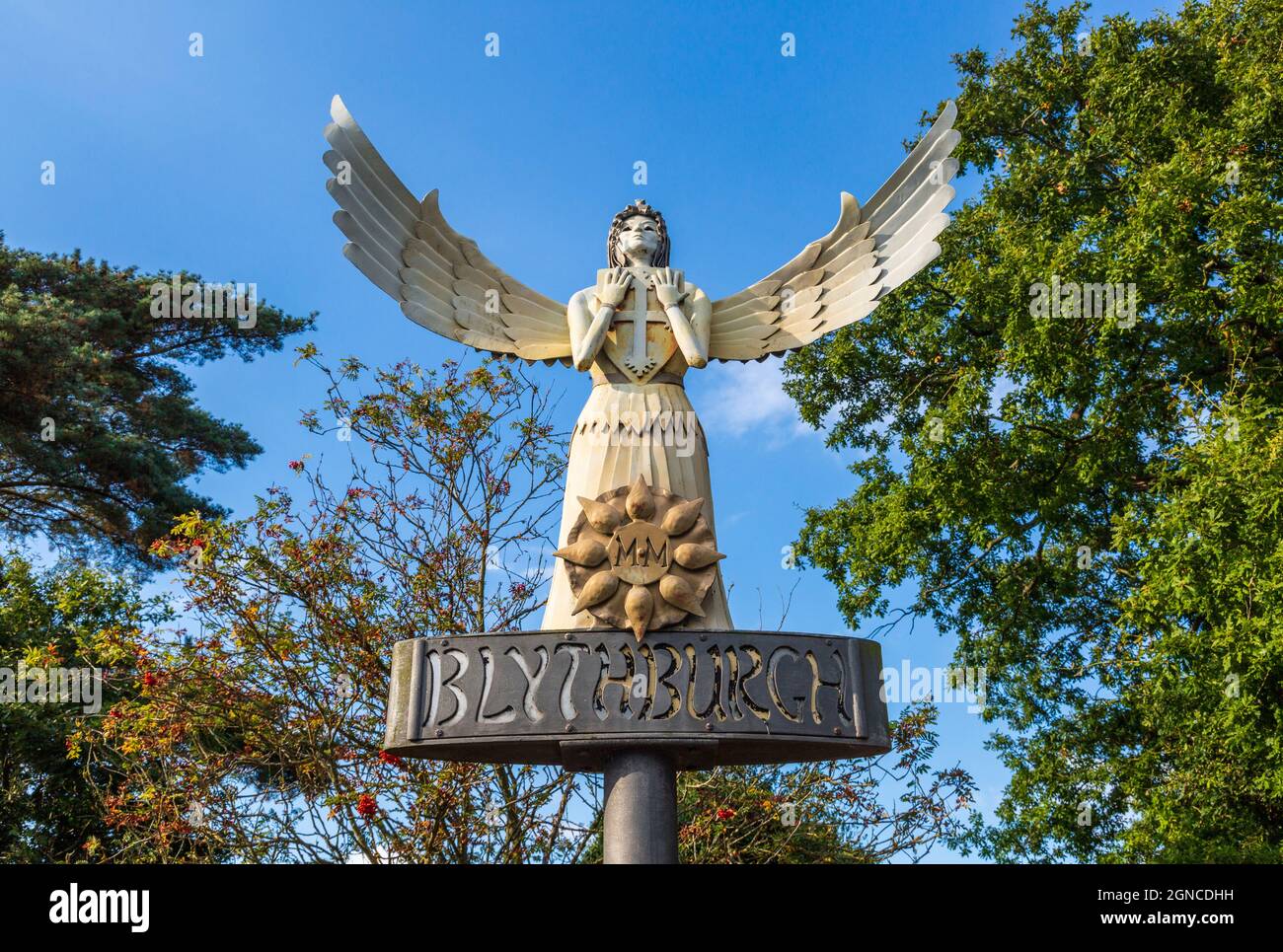 Das Schild „Winged Angel“ Blythburgh Village neben der Holy Trinity Church, Suffolk, England Stockfoto