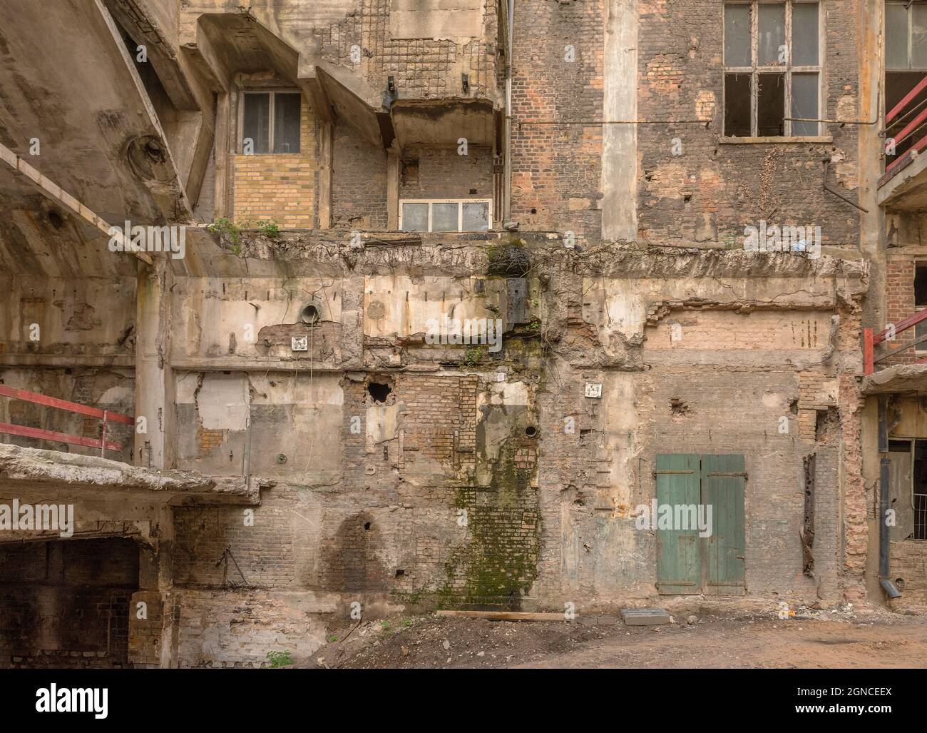 Ruinen einer verlassenen ehemaligen Papierfabrik Stockfoto