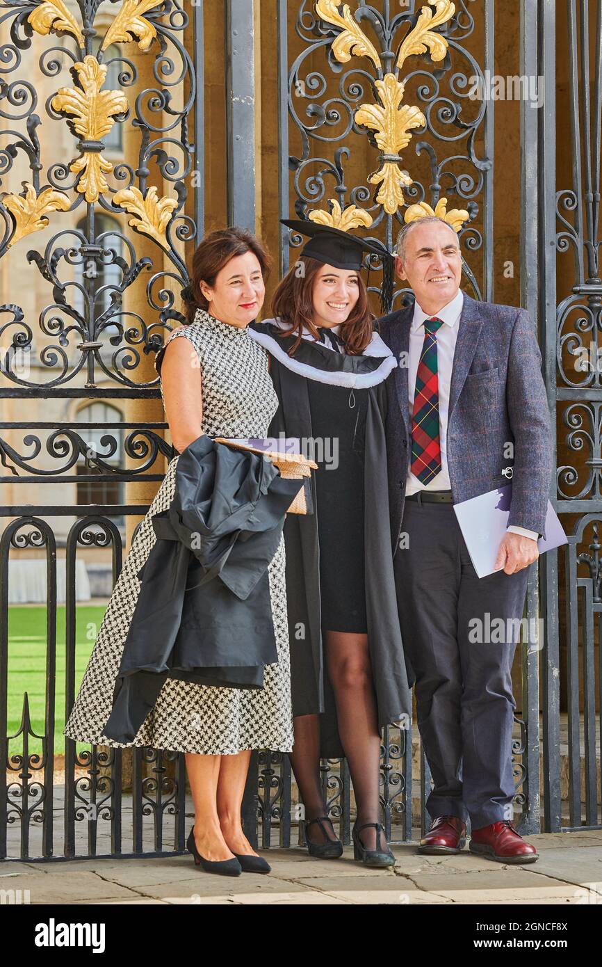 Eine Studentin der Universität von Oxford, England, posiert mit ihren Eltern vor dem All Souls College nach der Verleihung des Studiengangs im sheldonian Theater am 24. september 2021 für ein Foto. Stockfoto