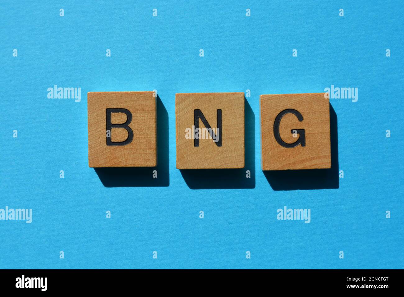 BNG, Abkürzung für Biodiversity Net Gain, in Holzbuchstaben isoliert auf blauem Hintergrund Stockfoto