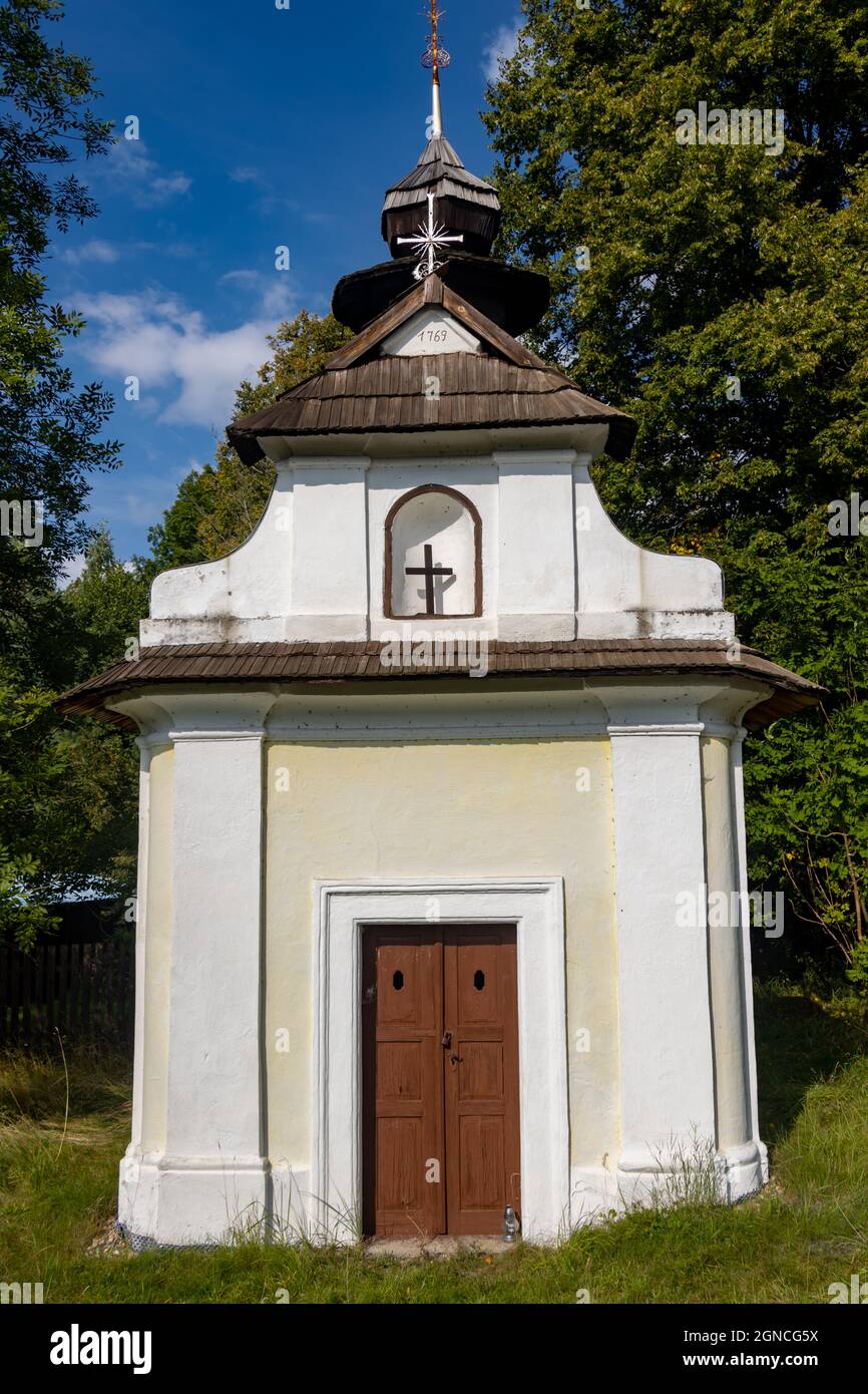 Eine barocke Backsteinkapelle aus dem Jahr 1769 in der tschechischen Landschaft Stockfoto