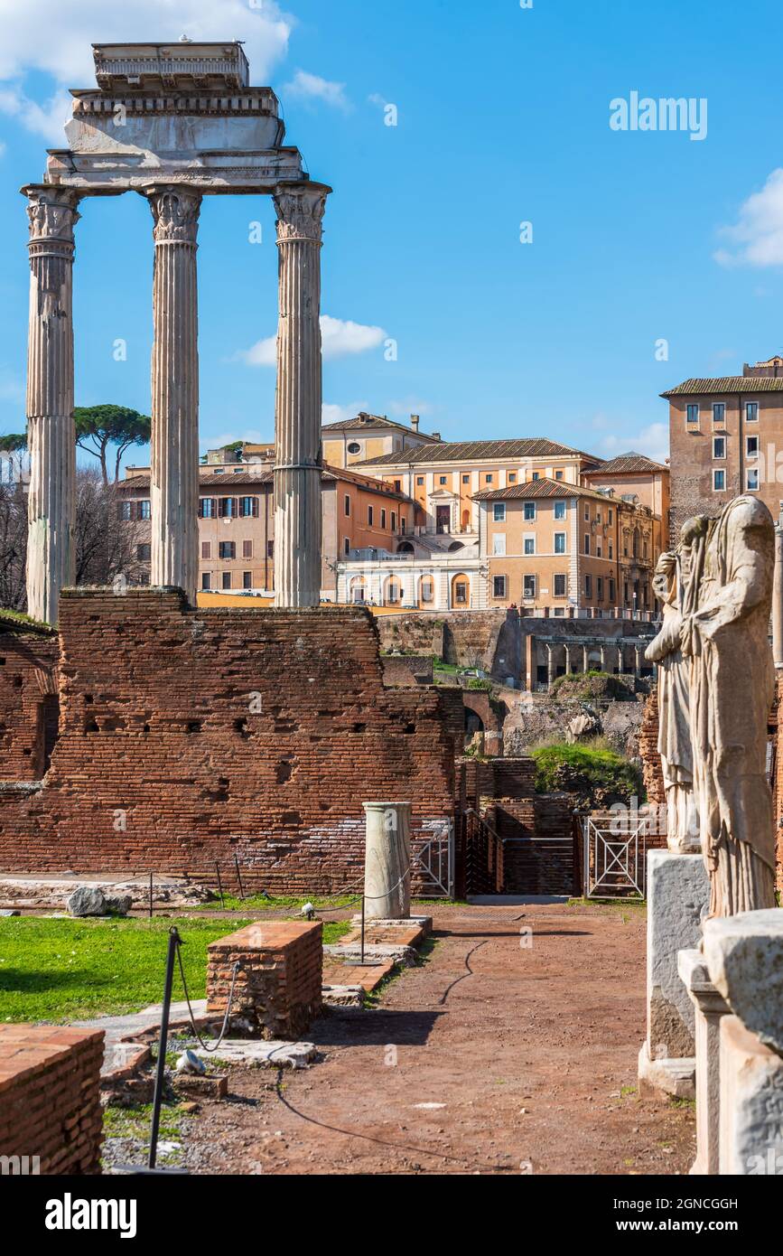 Blick auf alten Tempel in Ruinen und Gegenwart Gebäude in Rom Stockfoto Blick auf alten Tempel in Ruinen und Gegenwart Gebäude in Rom Stockfoto