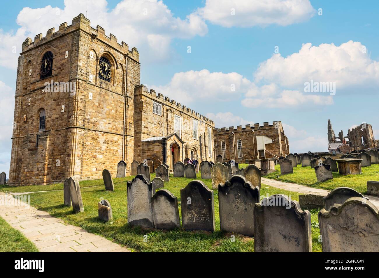 Church of St Mary, mit Friedhof und Grabsteinen, Whitby, North Yorkshire, England, Großbritannien Stockfoto