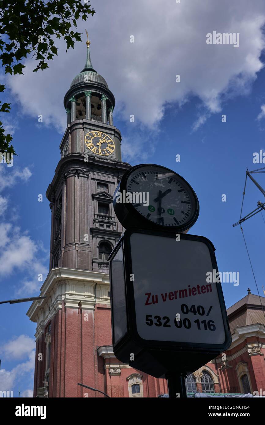 Hamburg, Deutschland - 18. Juli 2021 - das Äußere der St. Michaelskirche - eine der fünf lutherischen Hauptkirchen Hamburgs am sonnigen Nachmittag Stockfoto