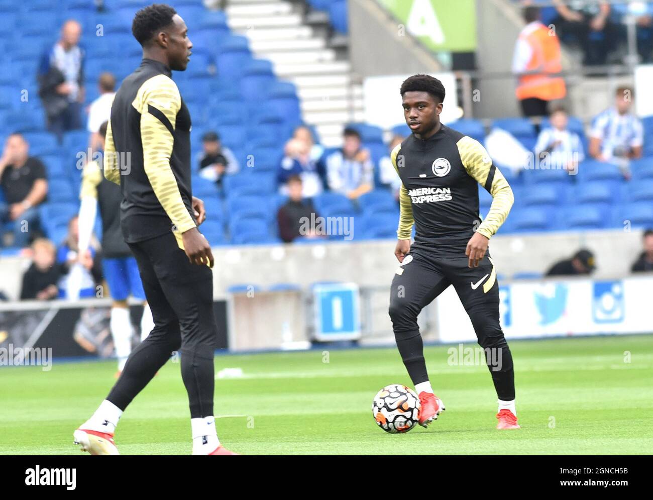 Tariq Lamptey von Brighton hat sich während des Premier League-Spiels zwischen Brighton und Hove Albion und Leicester City im American Express Community Stadium in Brighton, Großbritannien, am 19. September 2021, nur für redaktionelle Verwendung, einen Krieg angezettelt. Keine Verkaufsförderung. Für Football-Bilder gelten Einschränkungen für FA und Premier League. Keine Nutzung des Internets/Handys ohne FAPL-Lizenz - für Details wenden Sie sich an Football Dataco Stockfoto