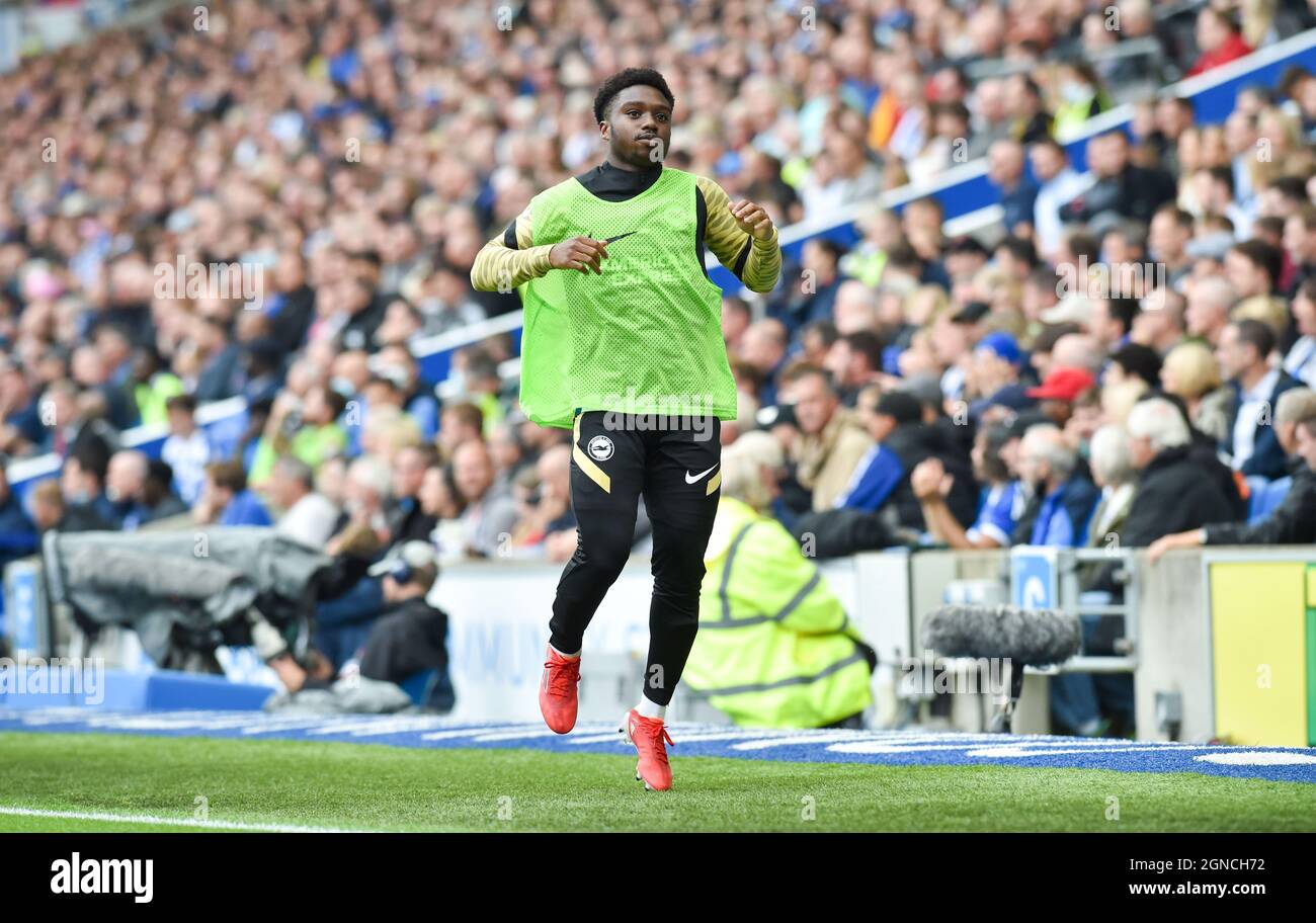 Tariq Lamptey von Brighton erwärmt sich während des Premier League-Spiels zwischen Brighton und Hove Albion und Leicester City im American Express Community Stadium, Brighton, Großbritannien - 19. September 2021 - nur für redaktionelle Verwendung. Keine Verkaufsförderung. Für Football-Bilder gelten Einschränkungen für FA und Premier League. Keine Nutzung des Internets/Handys ohne FAPL-Lizenz - für Details wenden Sie sich an Football Dataco Stockfoto