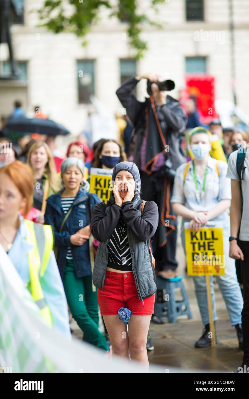 Die Teilnehmer versammeln sich während einer Kundgebung gegen das Gesetz über Polizei, Verbrechen, Verurteilung und Gerichte auf dem Parliament Square, London, 21. August 2021. Stockfoto