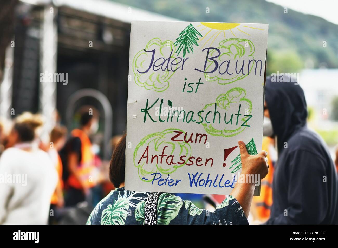 Heidelberg, Deutschland - 24. September 2021: Schild mit der Aufschrift "jeder Baum ist ein Stück Klimaschutz, den man berühren kann" auf Deutsch beim Global Climate Strike Stockfoto