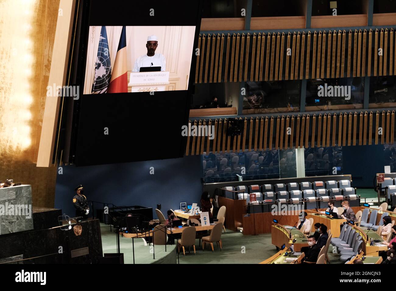New York, USA. September 2021. NEW YORK, NEW YORK - 23. SEPTEMBER: Der Vorsitzende des Übergangsrates und Präsident des Tschad Mahamat Idriss Déby Itno hält auf der 76. Sitzung der Generalversammlung der Vereinten Nationen (UNGA) am 23. September 2021 im UN-Hauptquartier in New York City eine aufgezeichnete Rede. Die diesjährige Veranstaltung, die aufgrund der Covid-19-Beschränkungen verkürzt wurde, wird die globalen Probleme des Niederwerssens der Covid-19-Pandemie und der Wiederbelebung der globalen Wirtschaft nach der Pandemie beleuchten. (Foto: Spencer Platt/Pool/Sipa USA) Quelle: SIPA USA/Alamy Live News Stockfoto