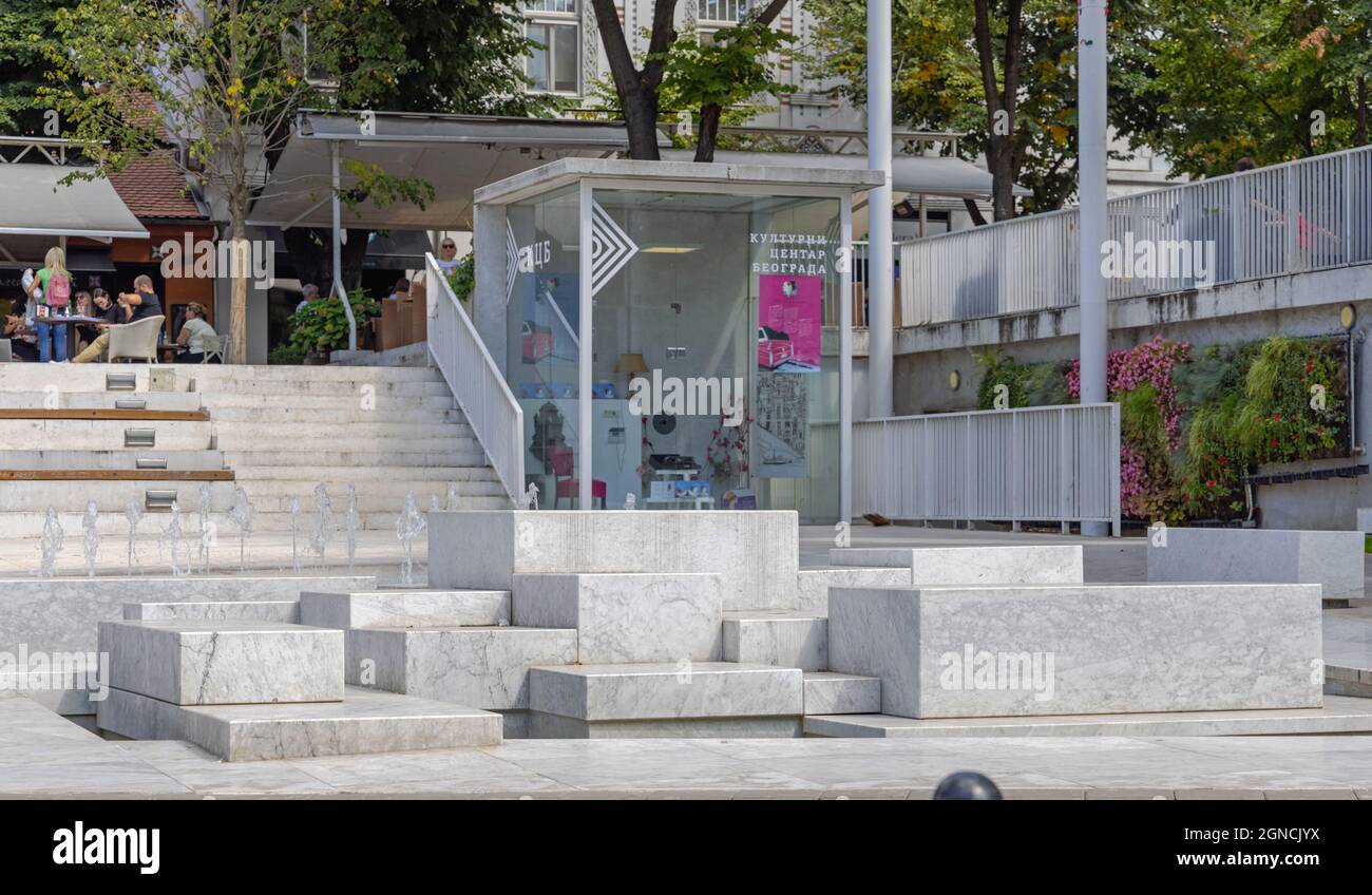 Belgrad, Serbien - 05. September 2021: Weißer Marmorsteinbrunnen vor dem Belgrader Kulturzentrum am Sommertag. Stockfoto
