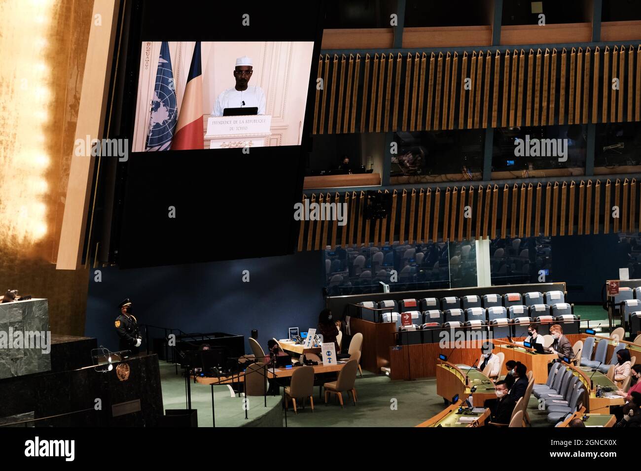 New York, USA. September 2021. NEW YORK, NEW YORK - 23. SEPTEMBER: Der Vorsitzende des Übergangsrates und Präsident des Tschad Mahamat Idriss Déby Itno hält auf der 76. Sitzung der Generalversammlung der Vereinten Nationen (UNGA) am 23. September 2021 im UN-Hauptquartier in New York City eine aufgezeichnete Rede. Die diesjährige Veranstaltung, die aufgrund der Covid-19-Beschränkungen verkürzt wurde, wird die globalen Probleme des Niederwerssens der Covid-19-Pandemie und der Wiederbelebung der globalen Wirtschaft nach der Pandemie beleuchten. (Foto: Spencer Platt/Pool/Sipa USA) Quelle: SIPA USA/Alamy Live News Stockfoto