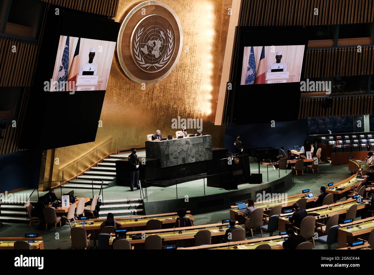 New York, USA. September 2021. NEW YORK, NEW YORK - 23. SEPTEMBER: Der Vorsitzende des Übergangsrates und Präsident des Tschad Mahamat Idriss Déby Itno hält auf der 76. Sitzung der Generalversammlung der Vereinten Nationen (UNGA) am 23. September 2021 im UN-Hauptquartier in New York City eine aufgezeichnete Rede. Die diesjährige Veranstaltung, die aufgrund der Covid-19-Beschränkungen verkürzt wurde, wird die globalen Probleme des Niederwerssens der Covid-19-Pandemie und der Wiederbelebung der globalen Wirtschaft nach der Pandemie beleuchten. (Foto: Spencer Platt/Pool/Sipa USA) Quelle: SIPA USA/Alamy Live News Stockfoto