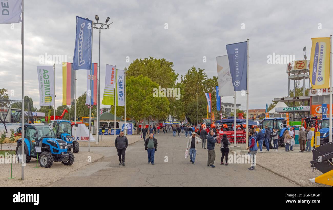 Novi Sad, Serbien - 21. September 2021: Menschen gehen auf der Landwirtschaftsmesse Expo. Stockfoto
