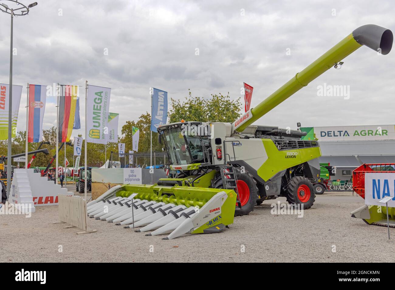 Novi Sad, Serbien - 21. September 2021: Big Combine Harvester Claas auf der Agriculture Fair Expo Trade Show. Stockfoto