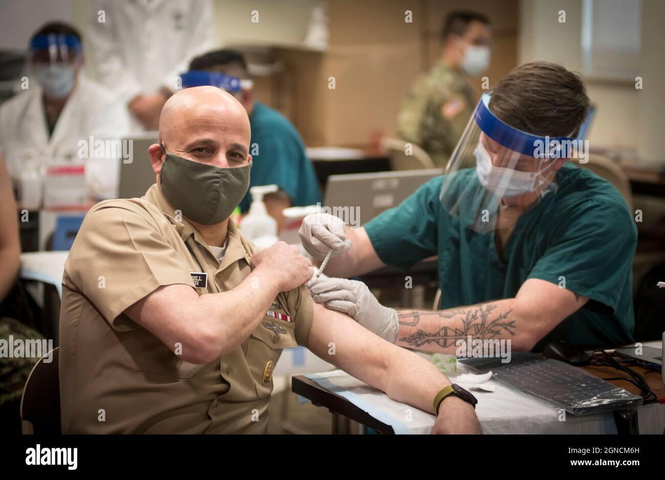 BETHESDA, MD. (Dez 21, 2020) Russell Smith, Chief Petty Officer der Marine (MCPON), erhält den COVID-19-Impfstoff im Rahmen der Operation Warp Speed im Walter Reed National Military Medical Center. Die Operation Warp Speed ist eine nationale Initiative zur Beschleunigung der Entwicklung, Produktion und des Vertriebs von COVID-19-Impfstoffen, Therapeutika und Diagnostika. (USA Navy Foto von Mass Communication Specialist 1st Class Sarah Villegas) 201221-N-YG104-0004 Stockfoto