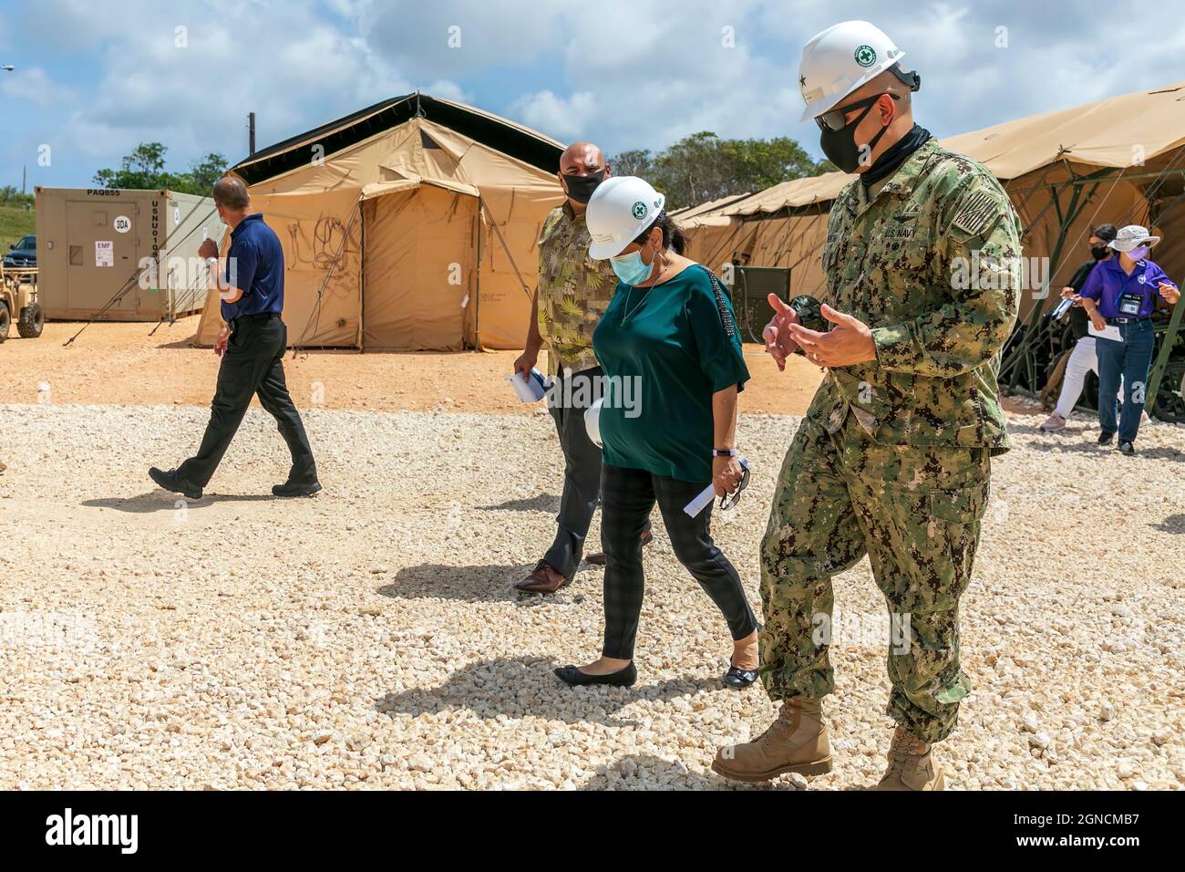 DEDEDO, Guam (29. April 2020) ADM hinten. John Menoni, Kommandant der Joint Region Marianas, diskutiert mit dem Gouverneur von Guam Lou Leon Guerrero während ihrer Besichtigung der Einrichtung die Möglichkeiten der Expeditionsmedizinischen Einrichtung (EMF). Der EMF wird erweiterte medizinische Fähigkeiten zur Unterstützung der COVID-19-Reaktion des Verteidigungsministeriums bereitstellen und es den Streitkräften ermöglichen, Guam und die Region zu unterstützen, wenn eine Mission zur Unterstützung der Zivilbehörden der Verteidigung angefordert wird. (USA Navy Foto von Chief Mass Communication Specialist Matthew R. White/veröffentlicht)200429-N-WR252-1149 Stockfoto