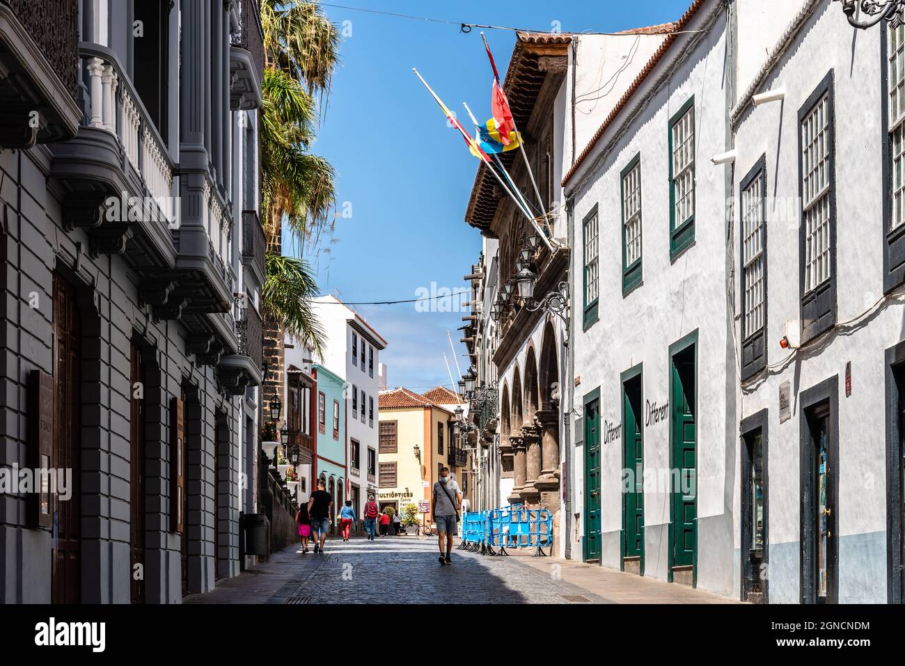 Santa Cruz de La Palma, Spanien - 13. August 2021: Einkaufsstraße mit Geschäften und Restaurants in der Altstadt Stockfoto