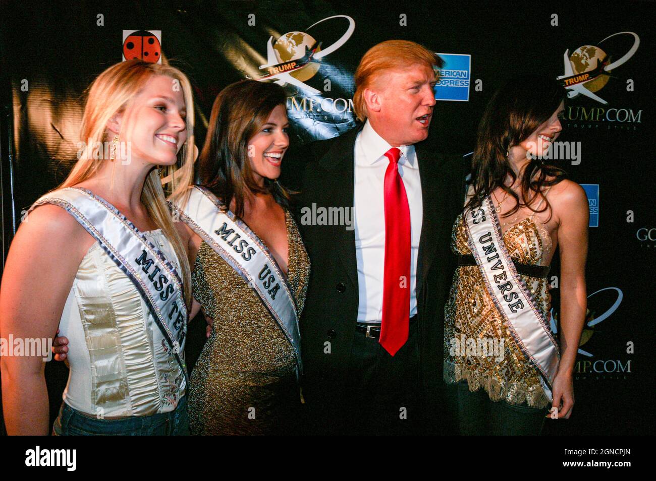 Miss Teen USA 2006, Katie Blair, Miss Universe 2006, Natalie Glebova, Miss USA 2005 Chelsea Cooley, mit Donald Trump Red Carpet bei der Startparty von Stockfoto