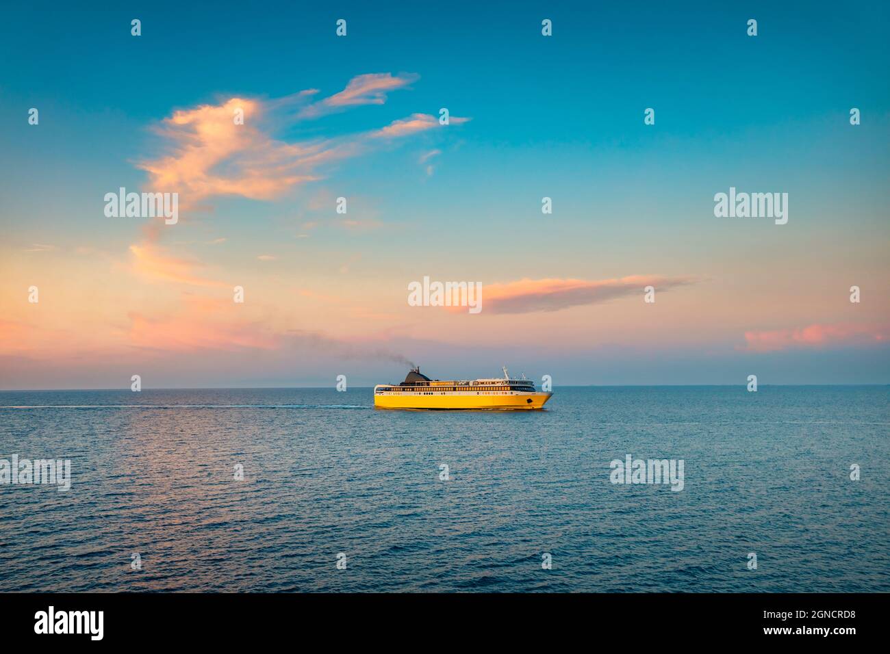 Farbenfrohe Sommerseeküste des Ionischen Meeres mit einem Fährschiff. Wunderschöne Aussicht auf das Meer am Morgen. Schönheit der Natur Konzept Hintergrund. Stockfoto