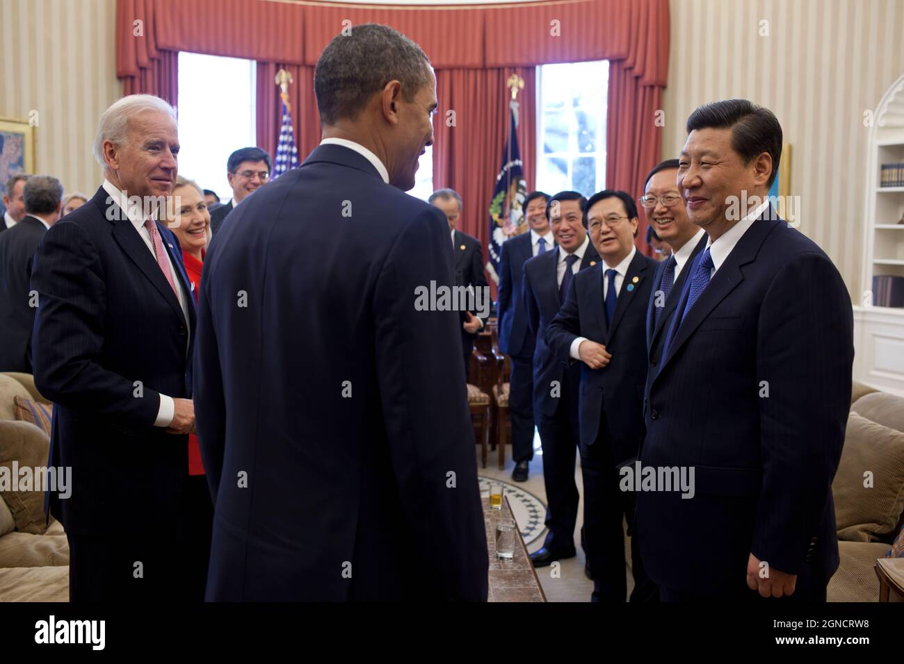 Präsident Barack Obama und Vizepräsident Joe Biden sprechen im Anschluss an ihr bilaterales Treffen im Oval Office am 14. Februar 2012 mit Vizepräsident Xi Jinping von der Volksrepublik China und Mitgliedern der chinesischen Delegation. (Offizielles Foto des Weißen Hauses von Pete Souza) Dieses offizielle Foto des Weißen Hauses wird nur zur Veröffentlichung durch Nachrichtenorganisationen und/oder zum persönlichen Druck durch die Betreffzeile(en) des Fotos zur Verfügung gestellt. Das Foto darf in keiner Weise manipuliert werden und darf nicht in kommerziellen oder politischen Materialien, Werbung, E-Mails, Produkten oder Werbeaktionen verwendet werden Stockfoto