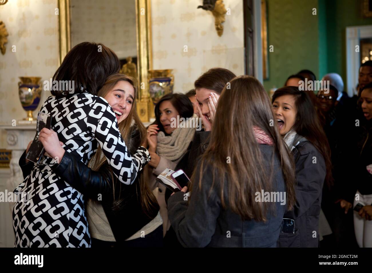 First Lady Michelle Obama begrüßt die Besucher beim Betreten des Blauen Raumes während ihrer Tour durch das Weiße Haus am 16. Februar 2012. (Offizielles Foto des Weißen Hauses von Chuck Kennedy) Dieses offizielle Foto des Weißen Hauses wird nur zur Veröffentlichung durch Nachrichtenorganisationen und/oder zum persönlichen Druck durch die Betreffenden des Fotos zur Verfügung gestellt. Das Foto darf in keiner Weise manipuliert werden und darf nicht in kommerziellen oder politischen Materialien, Anzeigen, E-Mails, Produkten oder Werbeaktionen verwendet werden, die in irgendeiner Weise die Zustimmung oder Billigung des Präsidenten, der ersten Familie oder des Weißen Hauses nahelege. Stockfoto