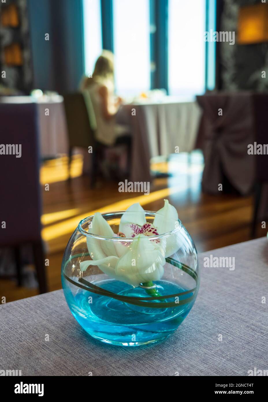 Eine blonde Frau frühstückt im Restaurant eines Hotels in einem großen Wolkenkratzer in Madrid. Stockfoto