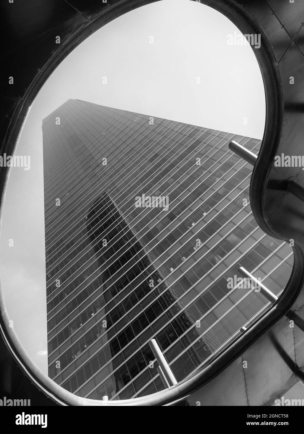 Blick auf einen großen Wolkenkratzer in Madrid Stockfoto