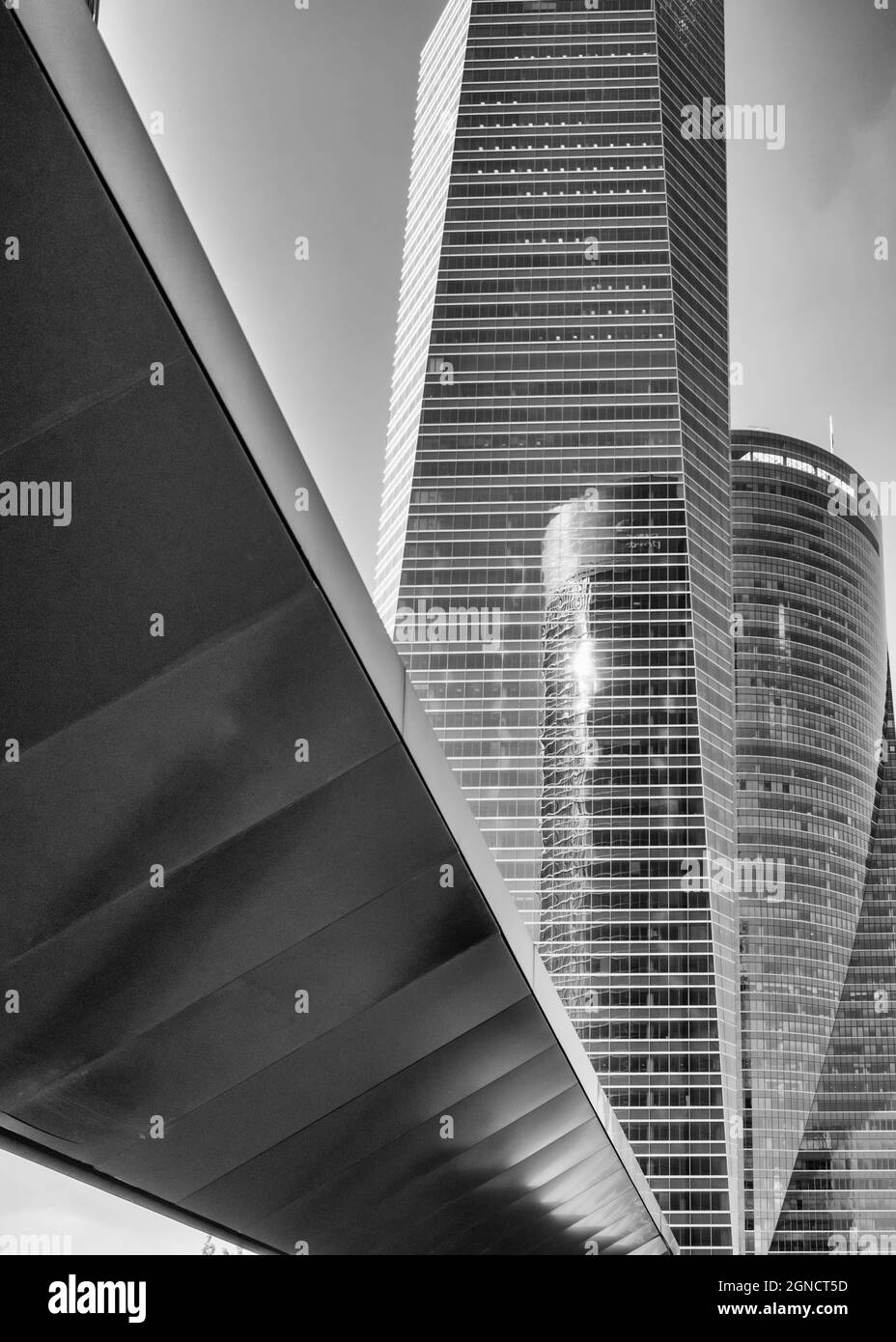 Blick auf einen großen Wolkenkratzer in Madrid Stockfoto