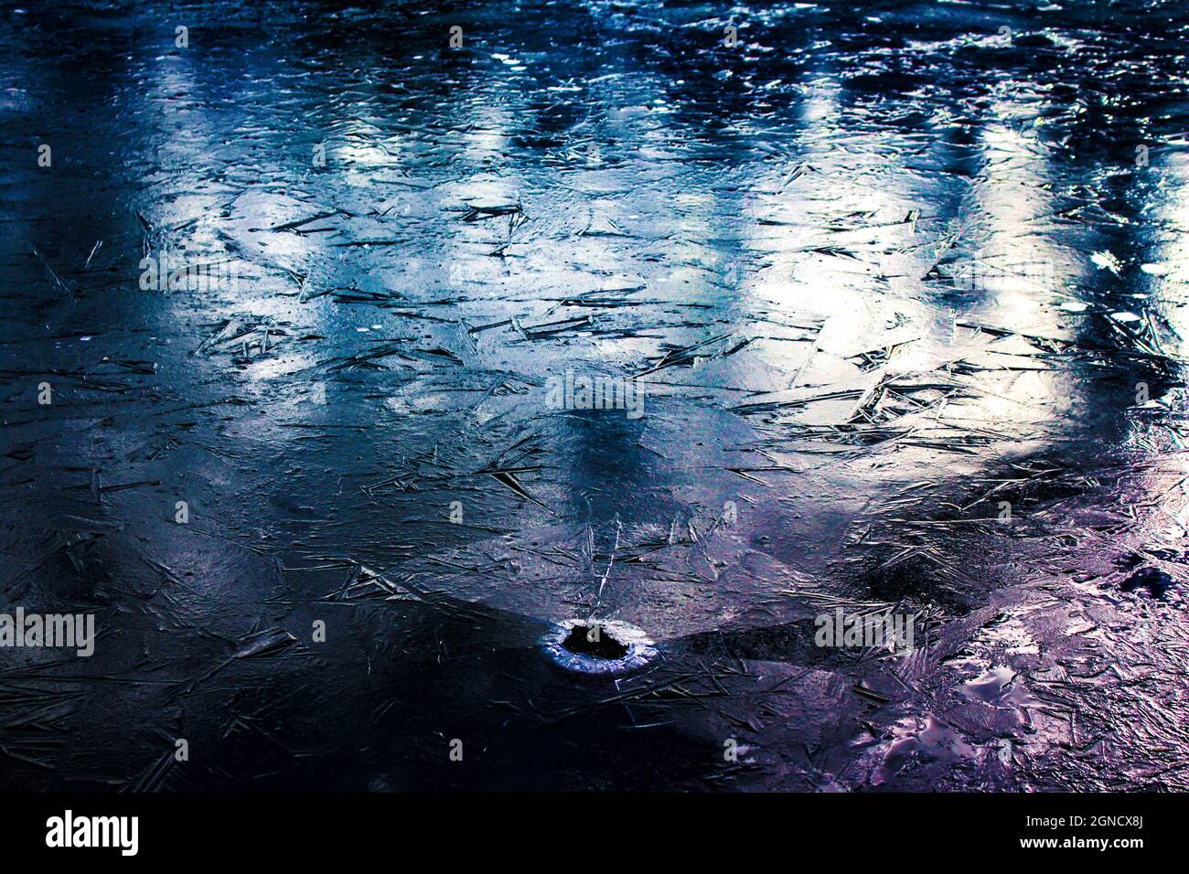 Ein violettes Eisfeld. Eine gute Wahl für Hintergründe. Viel negativer Platz zum Ausfüllen von Text oder ähnlichem. Stockfoto