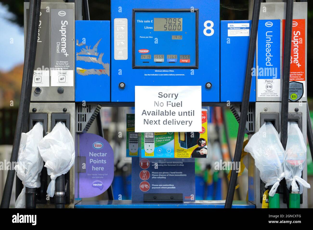 Hertford, Großbritannien. September 2021. Kraftstoffmangel in Großbritannien. Eine Tankstelle (Esso) in Hertford hat Schilder angebracht, auf denen steht, dass bis zur nächsten Lieferung kein Kraftstoff mehr vorhanden ist. Die Pumpen waren mit Kunststoffbeuteln bedeckt. Andrew Steven Graham/Alamy Live News Stockfoto