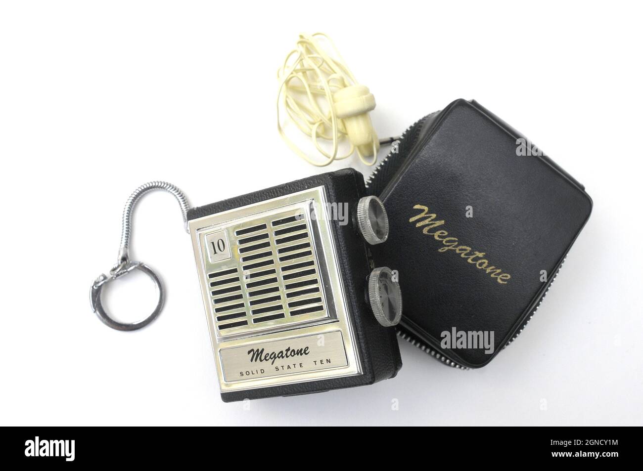 Radio, Transistor, Transistor-Radio, kleines Radio, Schlüsselanhänger-Transistor, Elektronisches Objekt, batteriebetrieben, batteriebetrieben, Vintage-Objekt, alte Tasche Stockfoto