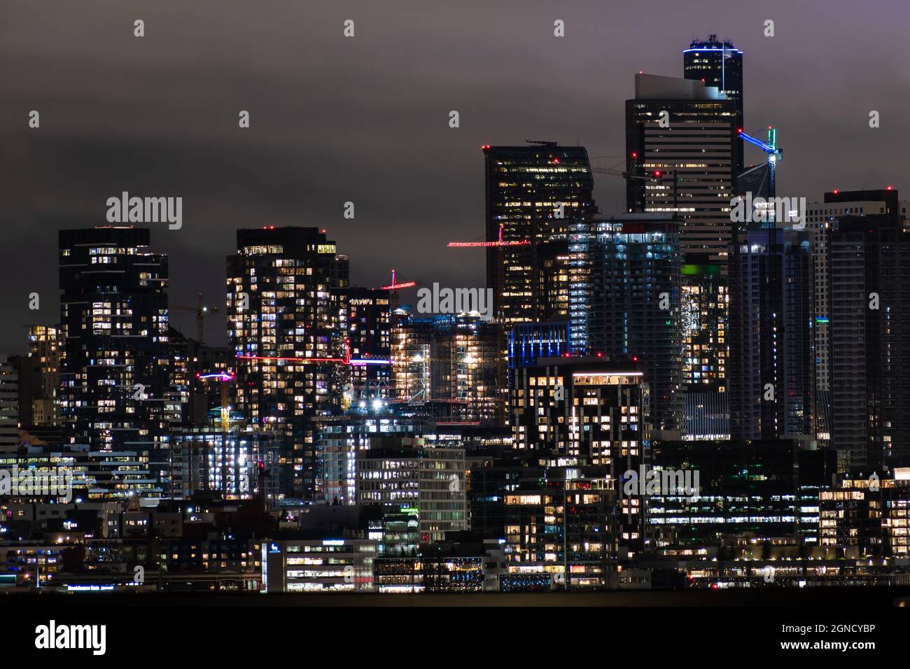 Skyline von Seattle bei Nacht Stockfoto