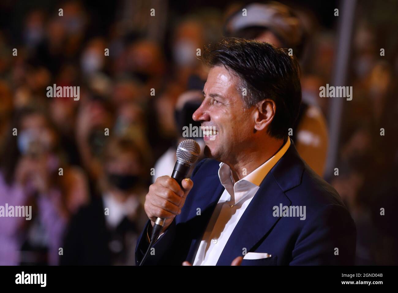 Der Anführer der 5-Sterne-Bewegung Giuseppe Conte in der Hauptstadt von Pentro, um den Bürgermeisterkandidaten Piero Castrataro, Isernia, Italien, zu unterstützen Stockfoto