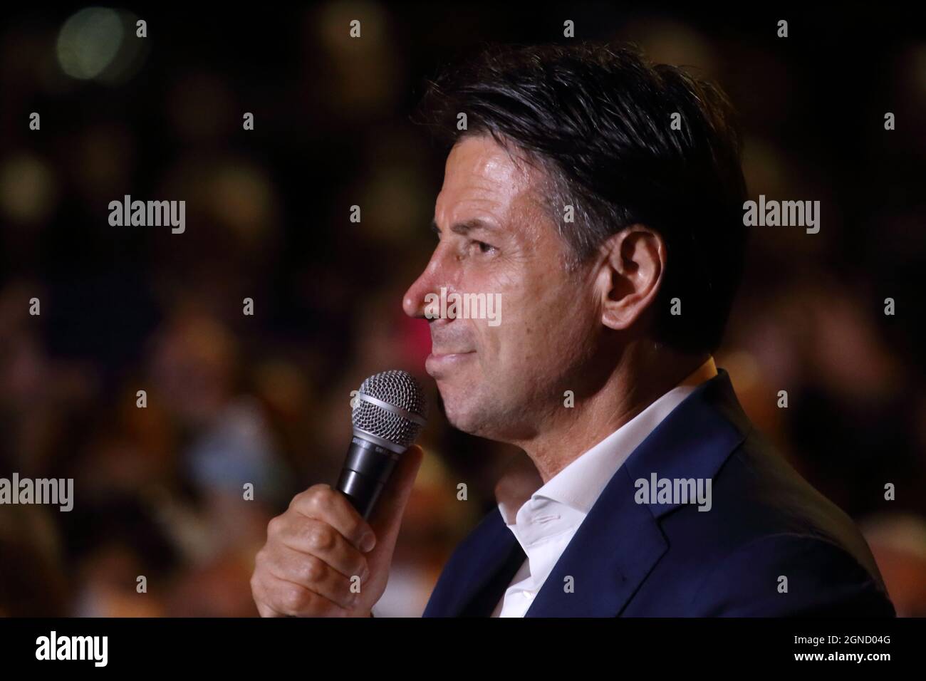 Isernia, Italien. 24. September 2021. Der Anführer der 5 Star Movement Giuseppe Conte in der Hauptstadt von Pentro, um den Bürgermeisterkandidaten Piero Castrataro zu unterstützen. Kredit: Antonio Nardelli / Alamy Live Nachrichten Stockfoto