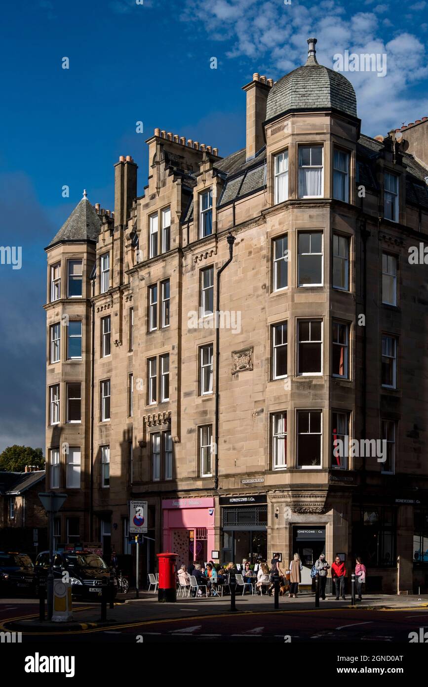 Im Spätsommer fällt die Sonne auf ein Mietshaus am Merchiston Place, Bruntsfield, Edinburgh, Schottland, Großbritannien. Stockfoto