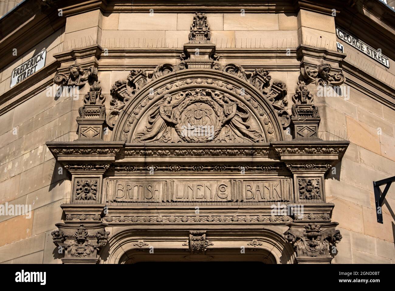 Kunstvoller Eingang zu einer Zweigstelle der British Linen Bank in der George Street, Edinburgh, Schottland, Großbritannien. Stockfoto