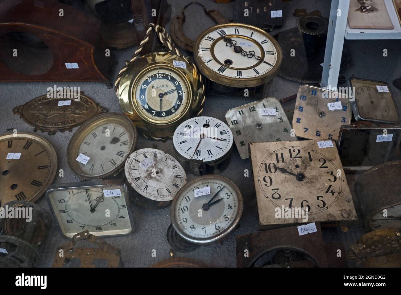 Alte und staubige gebraucht-Uhren zum Verkauf in einem Wohltätigkeitsgeschäft in Edinburgh, Schottland, Großbritannien. Stockfoto