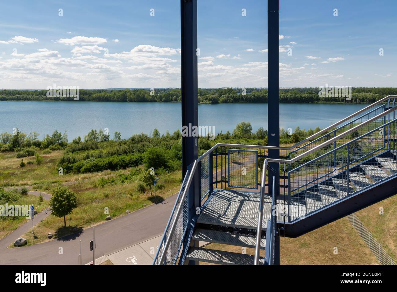 Stahltreppe zum Aussichtspunkt in der Nähe der Elbe Stockfoto