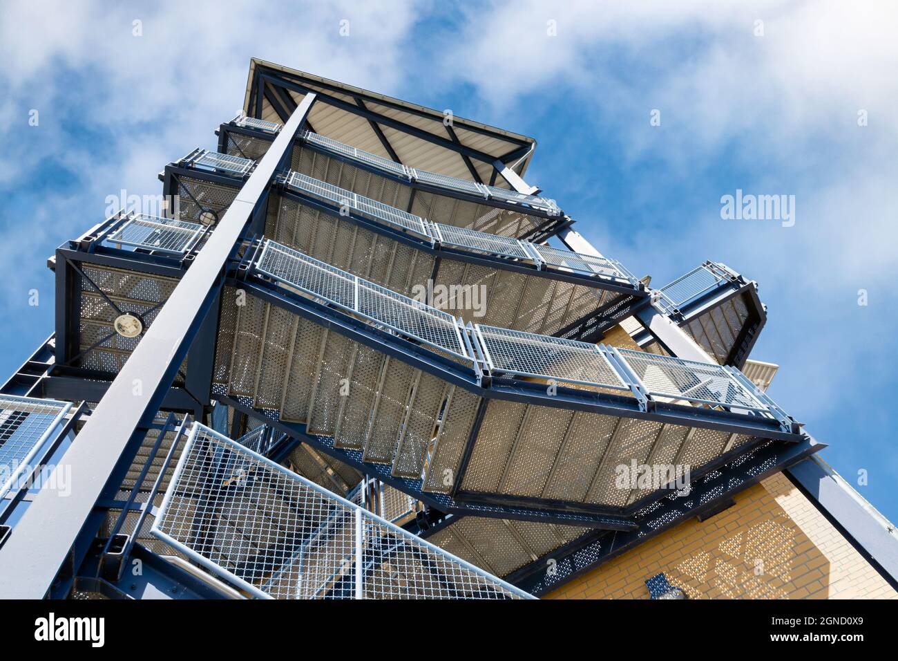 Stahltreppe zum Aussichtspunkt in der Nähe der Elbe Stockfoto